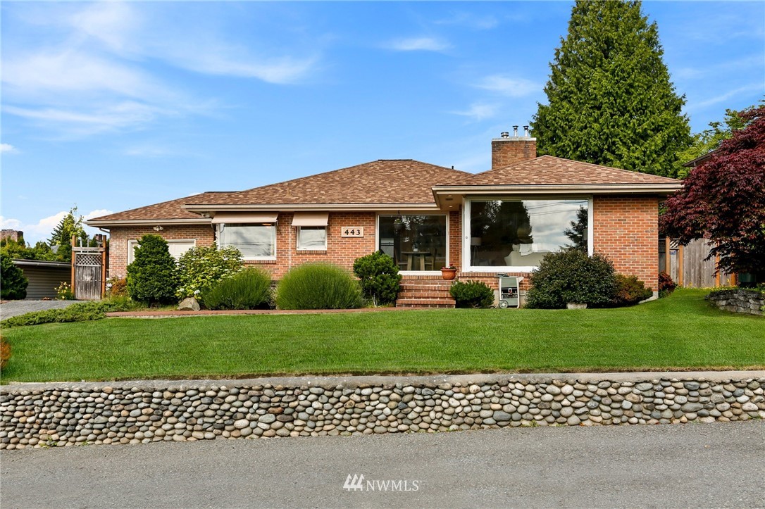443 View Ridge Drive Everett, WA 98203 - Photo 3 of 35 a front view of a house with a garden
