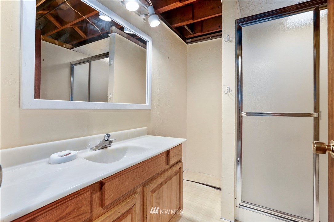 443 View Ridge Drive Everett, WA 98203 - Photo 24 of 35 a bathroom with a sink and a mirror