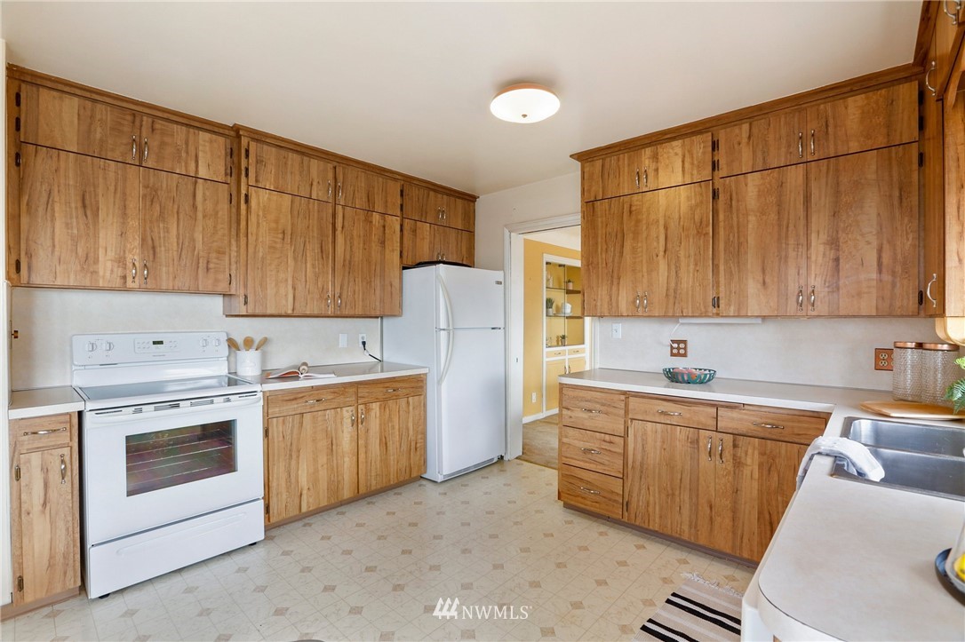 443 View Ridge Drive Everett, WA 98203 - Photo 26 of 35 a kitchen with a stove a sink and a refrigerator