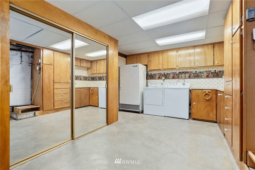 443 View Ridge Drive Everett, WA 98203 - Photo 29 of 35 a view of a kitchen with refrigerator and windows