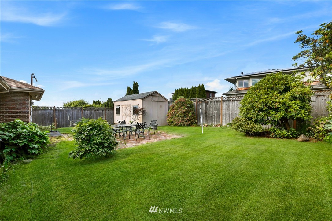 443 View Ridge Drive Everett, WA 98203 - Photo 34 of 35 a front view of a house with garden
