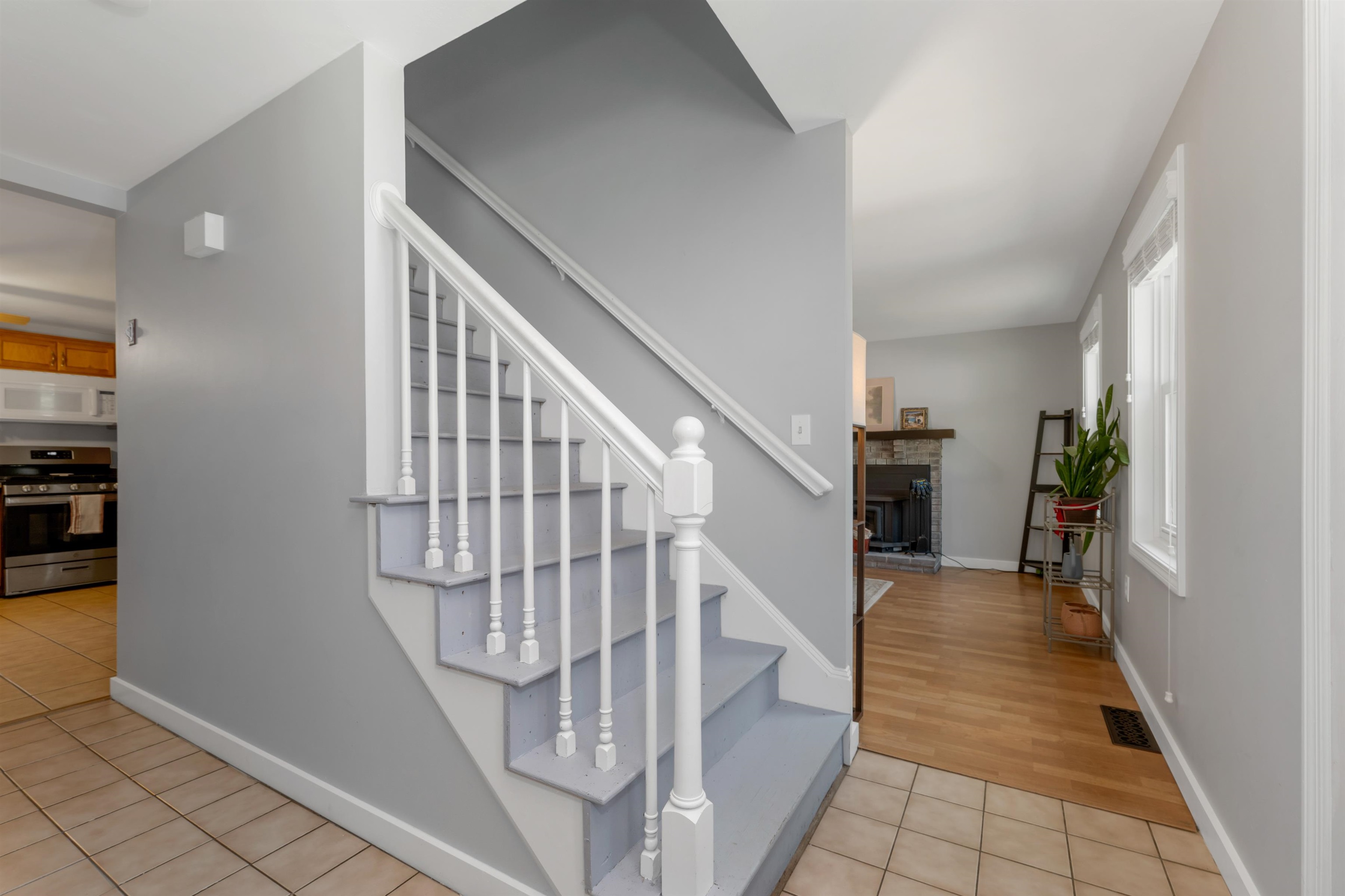 5 Sarah Lane Derry, NH 03038 - Photo 3 of 54