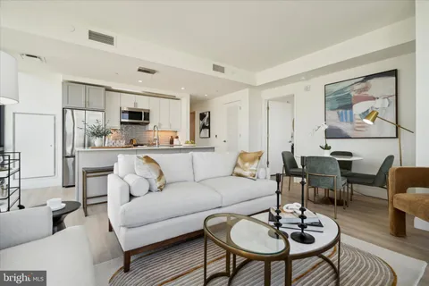 $4,400 | 1-5 Dock Street, Unit 402, Philadelphia, PA 19106