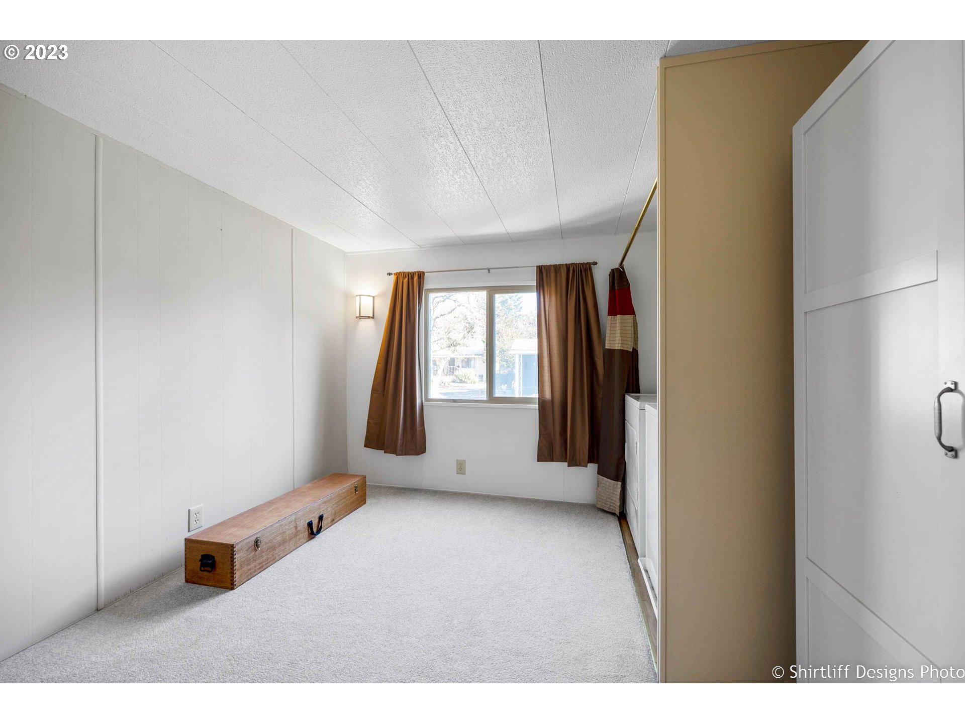 1475 Green Acres Road, Unit 123 Eugene, OR 97408 - Photo 13 of 23 a view of an empty room with a window