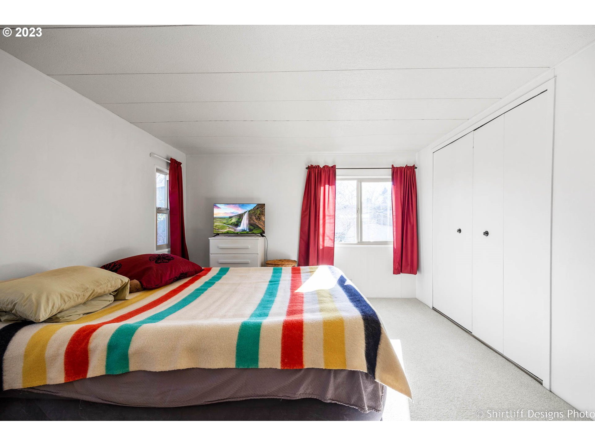 1475 Green Acres Road, Unit 123 Eugene, OR 97408 - Photo 18 of 23 a bedroom with a bed and window