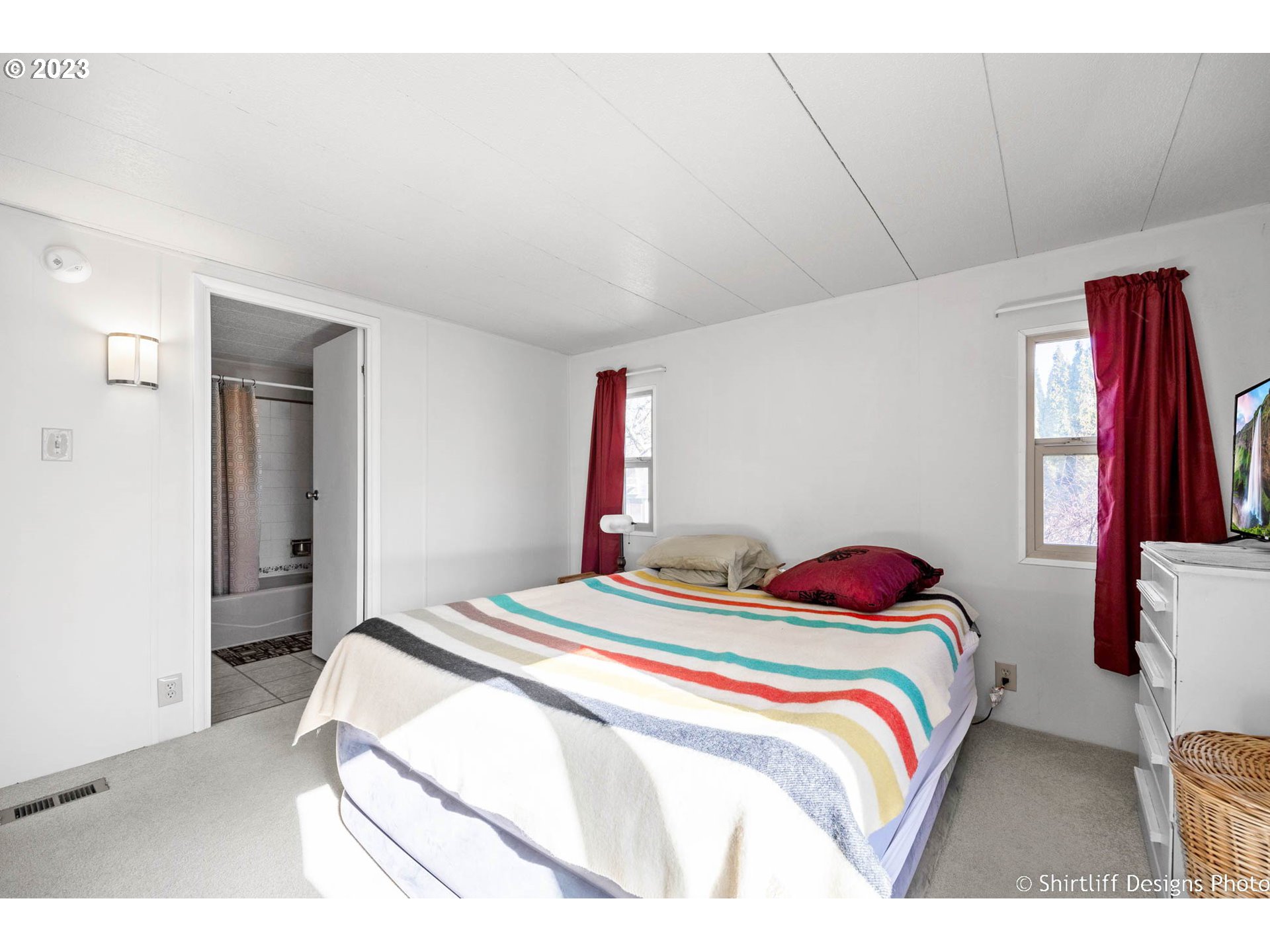 1475 Green Acres Road, Unit 123 Eugene, OR 97408 - Photo 19 of 23 a bedroom with a bed and a lamp