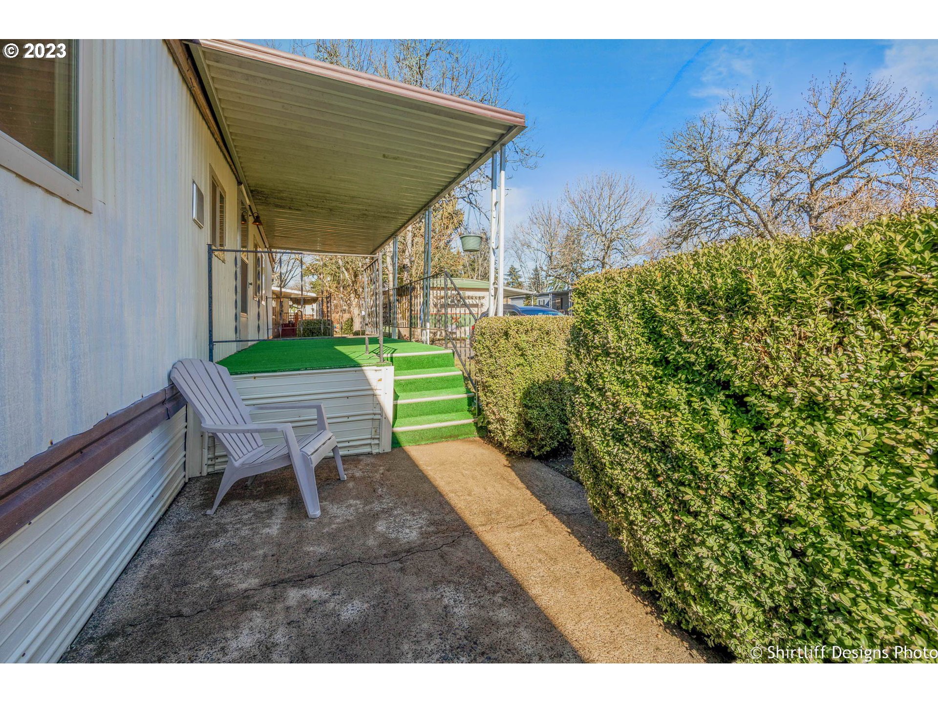 1475 Green Acres Road, Unit 123 Eugene, OR 97408 - Photo 20 of 23 a backyard of a house with outdoor seating