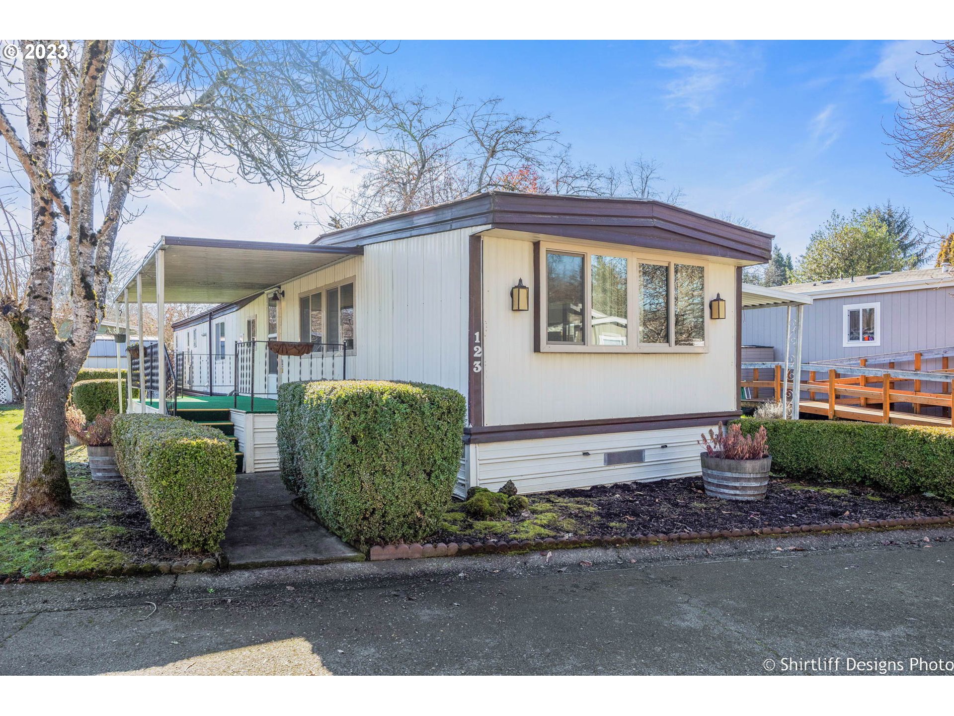 1475 Green Acres Road, Unit 123 Eugene, OR 97408 - Photo 2 of 23 a front view of a house with garden