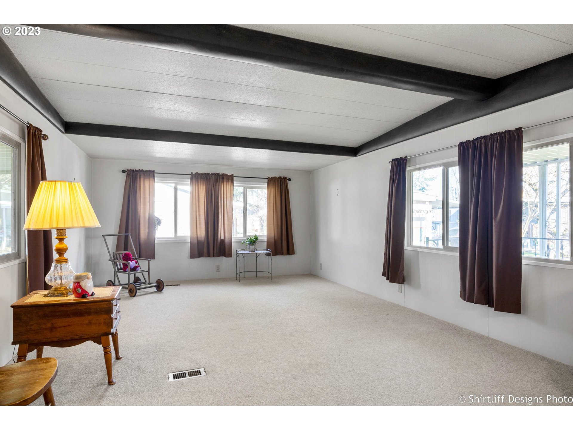 1475 Green Acres Road, Unit 123 Eugene, OR 97408 - Photo 7 of 23 a living room with furniture and a lamp