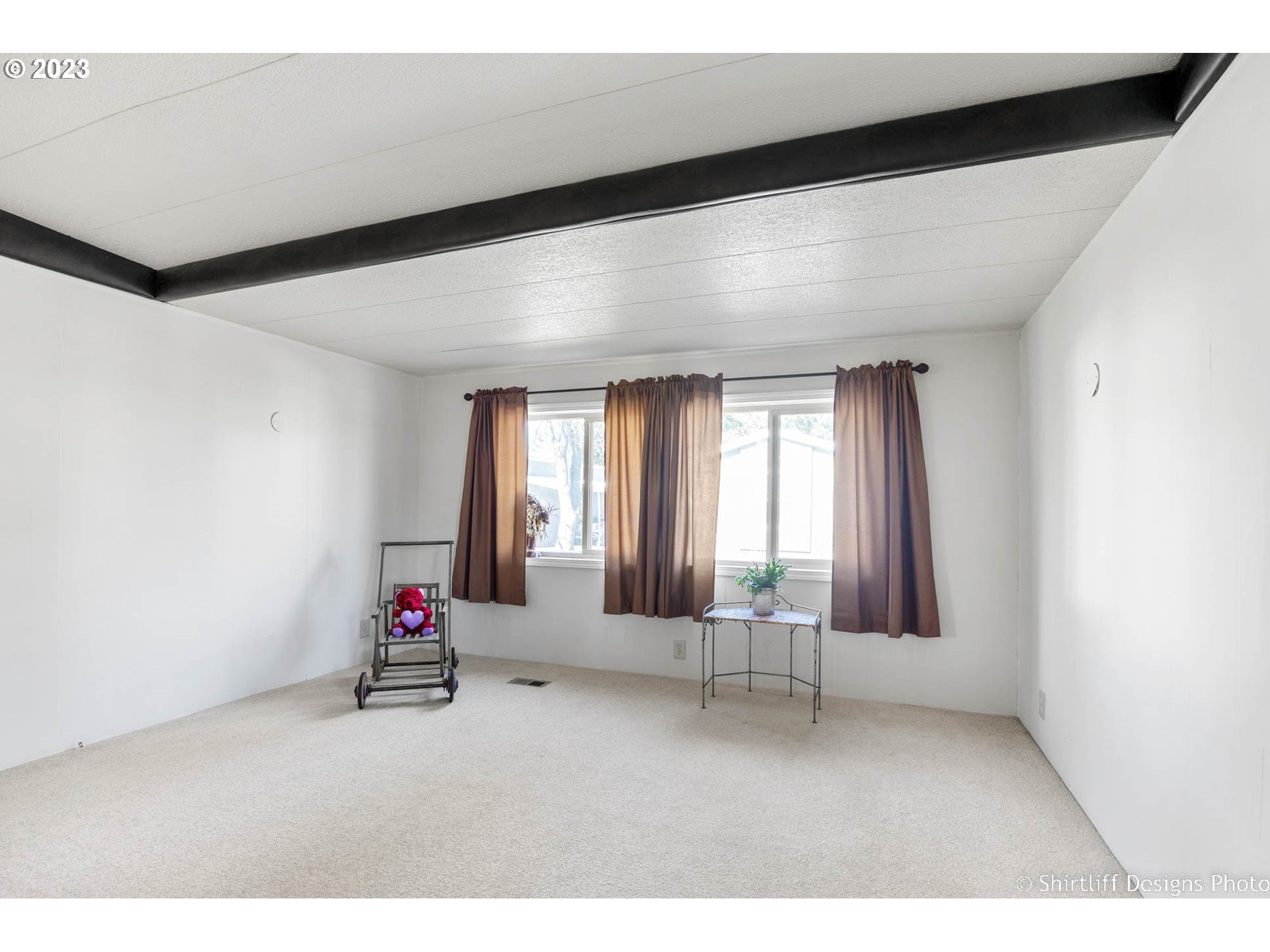 1475 Green Acres Road, Unit 123 Eugene, OR 97408 - Photo 8 of 23 a living room with hardwood floor and a large window