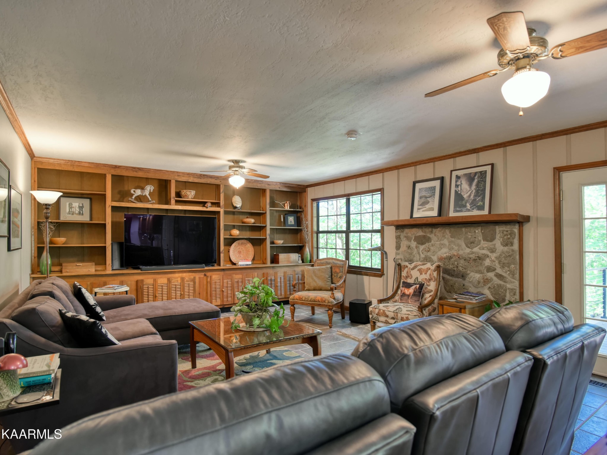 1203 Mountain Road Clinton, TN 37716 - Photo 22 of 59 a living room with furniture and a flat screen tv