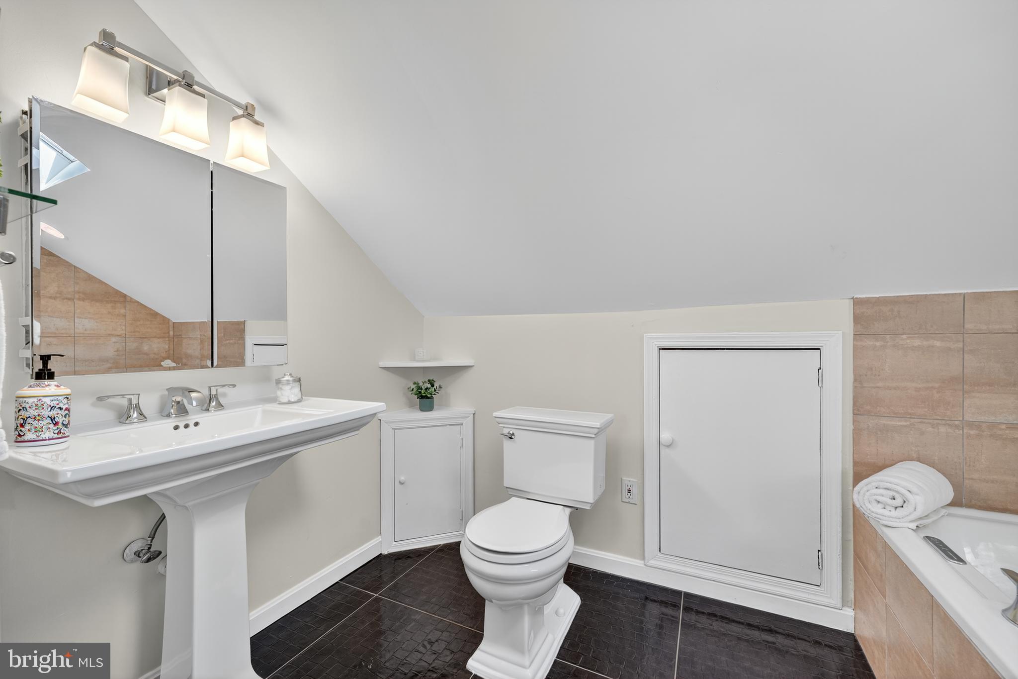 464 West Glebe Road Alexandria, VA 22305 - Photo 21 of 41 a bathroom with a toilet a sink and mirror