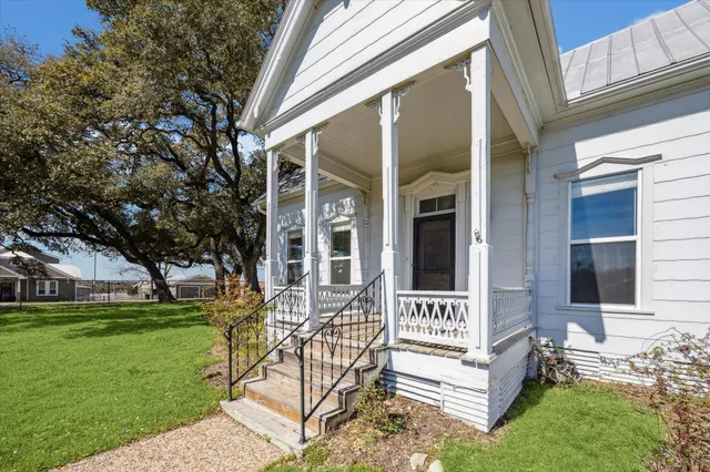 a view of a house with backyard and sitting area