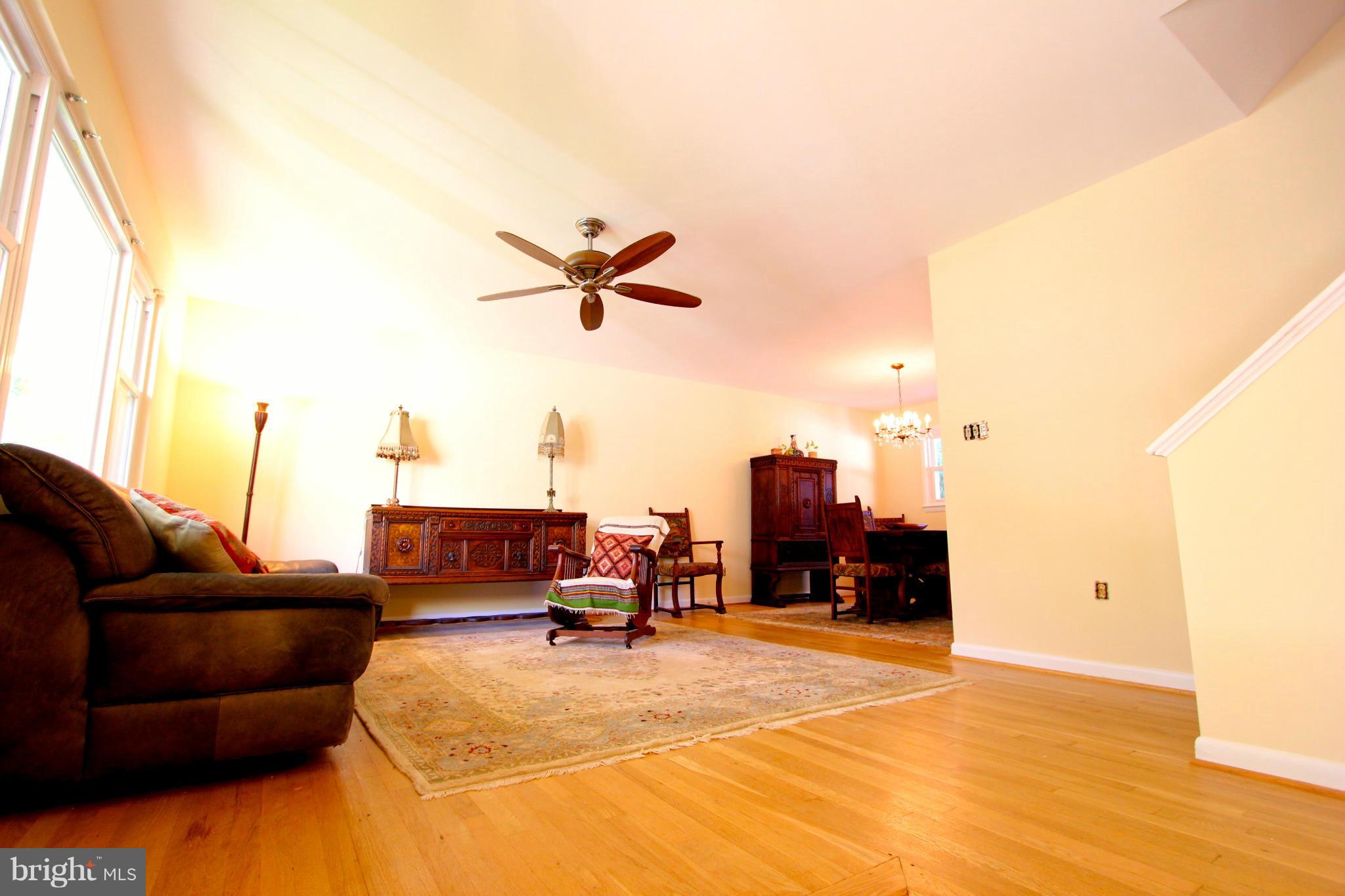 8914 Battery Road Alexandria, VA 22308 - Photo 4 of 30 Living Room