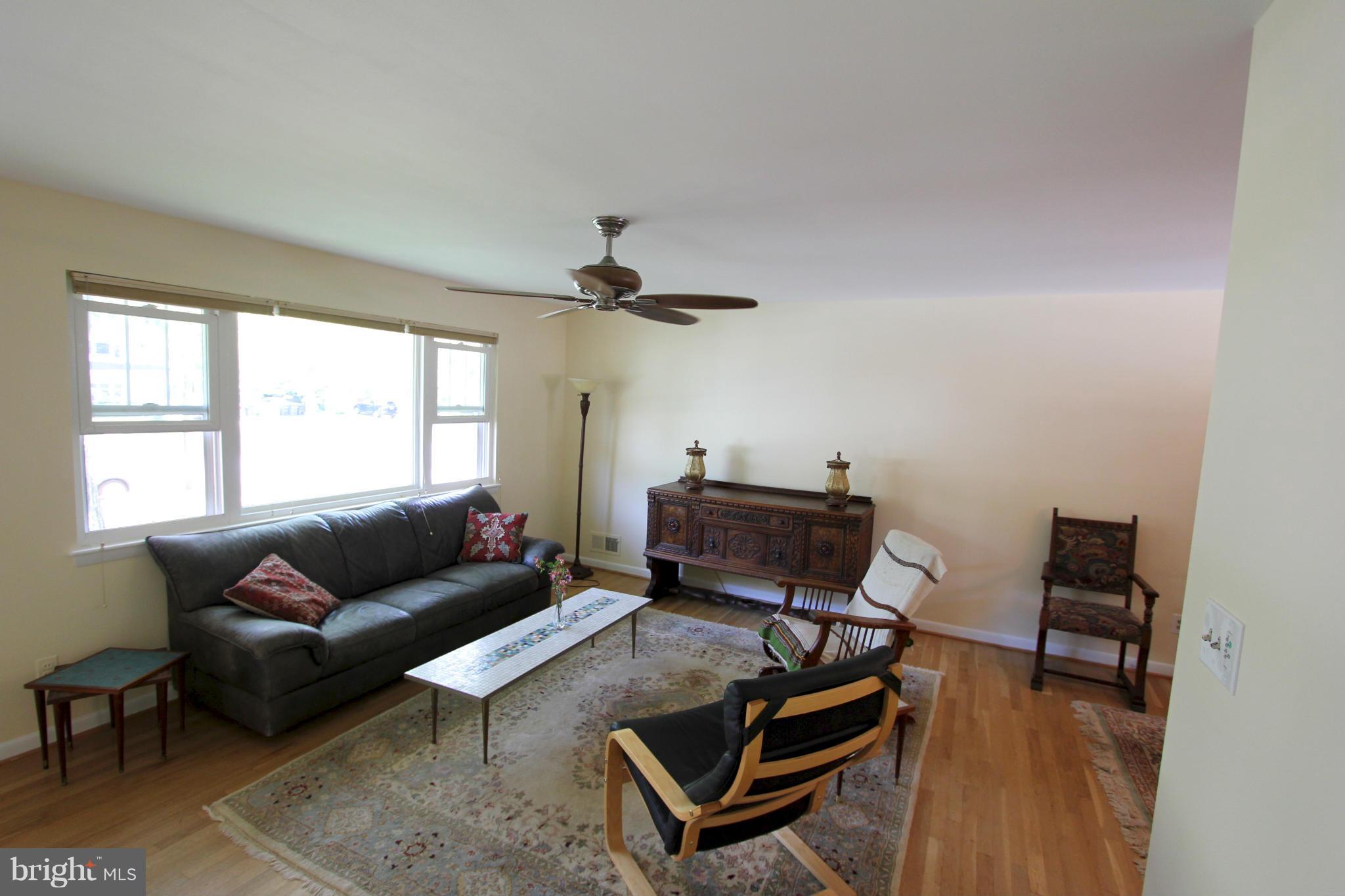 8914 Battery Road Alexandria, VA 22308 - Photo 5 of 30 Living Room
