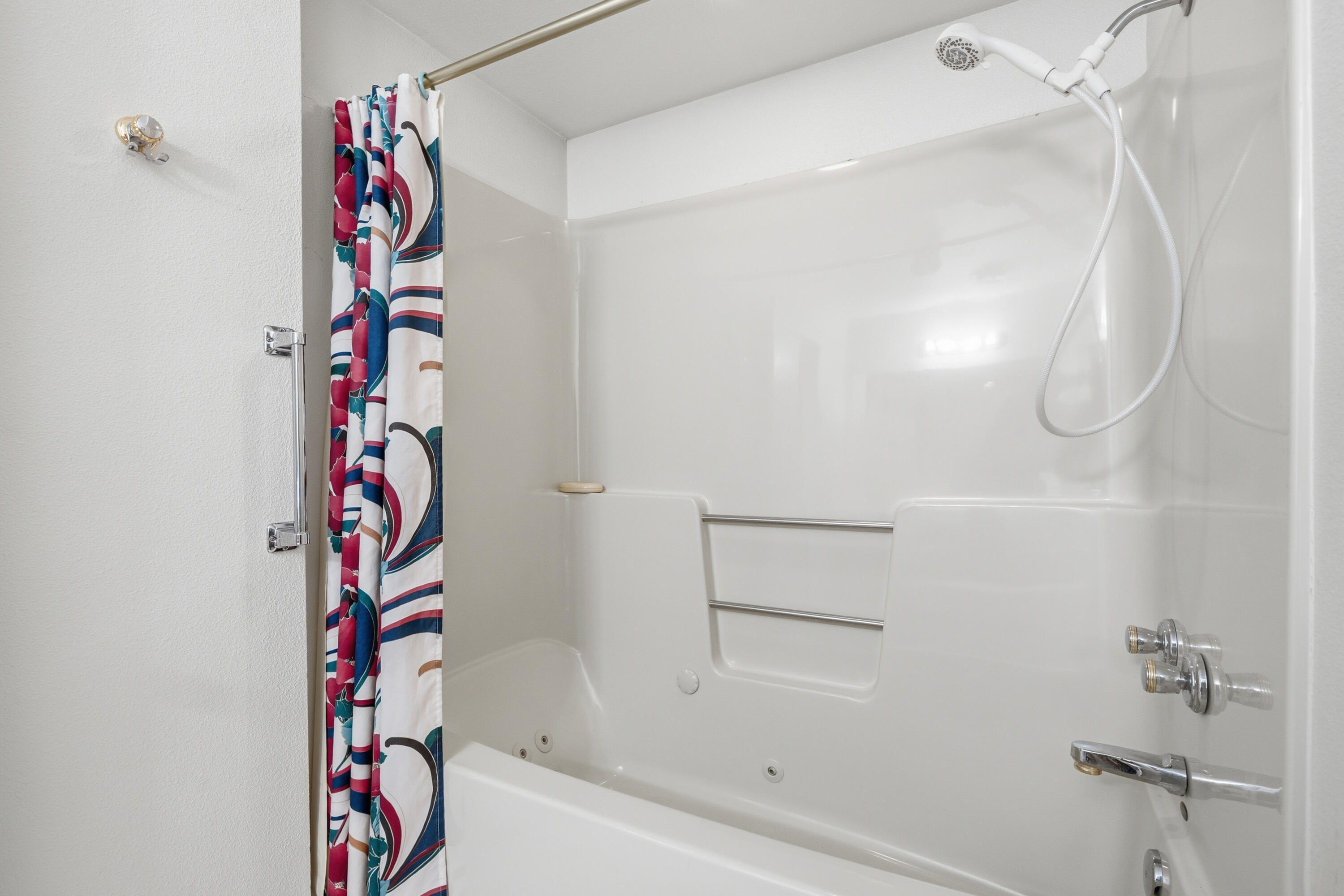 21241 Boyle Road Redding, CA 96003 - Photo 30 of 61 primary bathroom