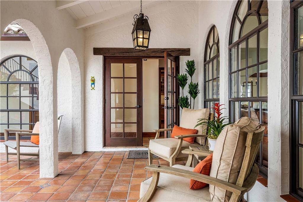 246 Live Oak Road Vero Beach, FL 32963 - Photo 8 of 30 a view of a livingroom with furniture and a window