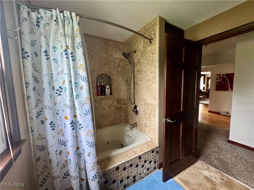 1803 Stillwagon Road Southeast Warren, OH 44484 - Photo 15 of 49 Main bath travertine with Jacuzzi tub