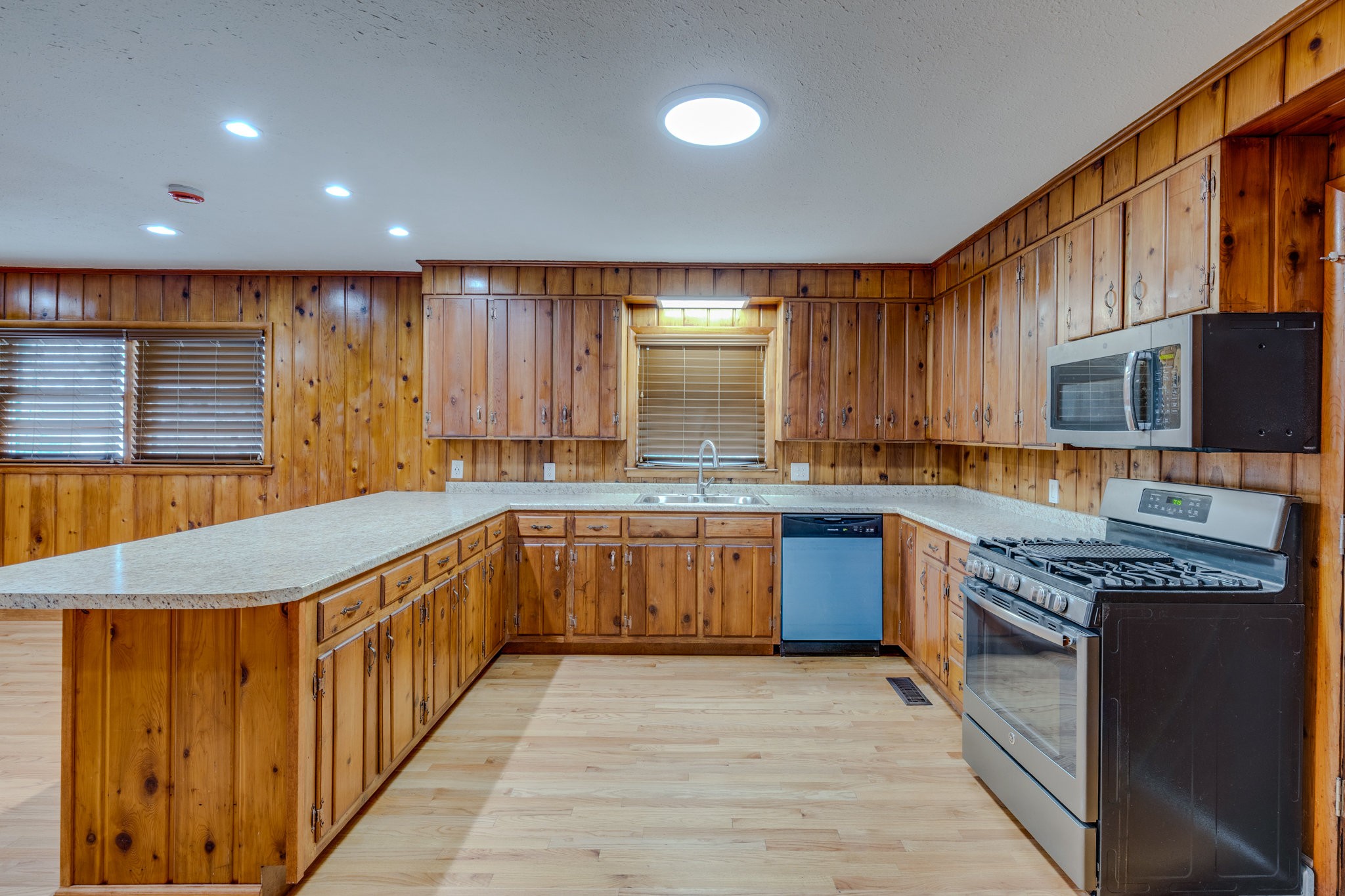 102 Sunset Drive Pulaski, TN 38478 - Photo 10 of 37 a kitchen with granite countertop lots of counter top space and stainless steel appliances