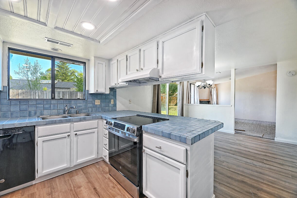 2429 East Barnett Road Medford, OR 97504 - Photo 12 of 25 DSC_1251
