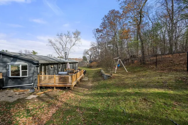 a view of a house with backyard