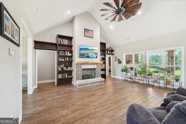 a view of a yard in front of the house