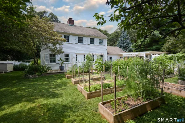 a view of a house with backyard and garden