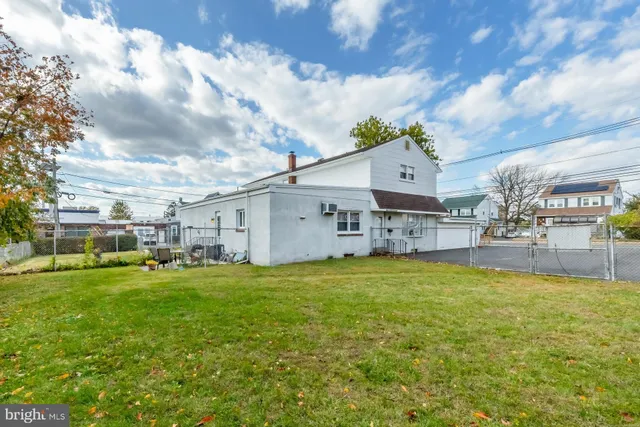 a view of a yard with a house