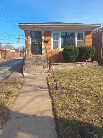 a view of a house with backyard and garden