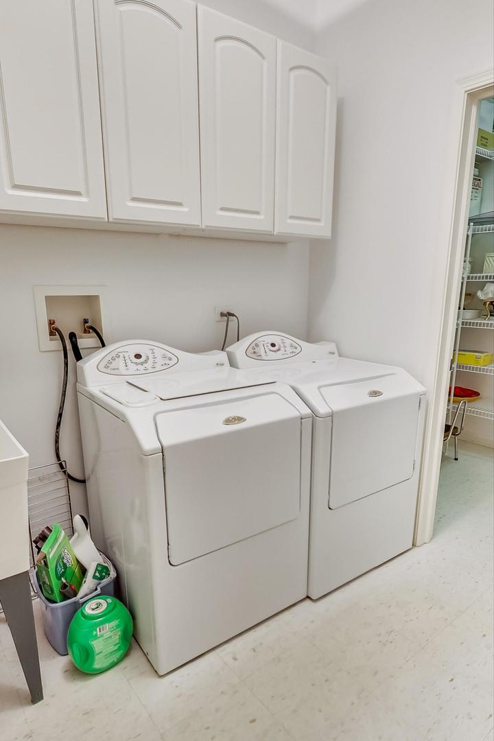 950 Augusta Way, Unit 204 Highland Park, IL 60035 - Photo 22 of 36 a utility room with dryer and washer