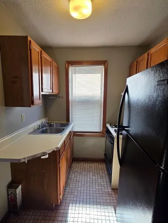 $1,400 | 451 Lindsey Street, Unit 1, Fall River, MA 02720