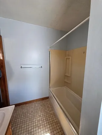 $1,400 | 451 Lindsey Street, Unit 1, Fall River, MA 02720