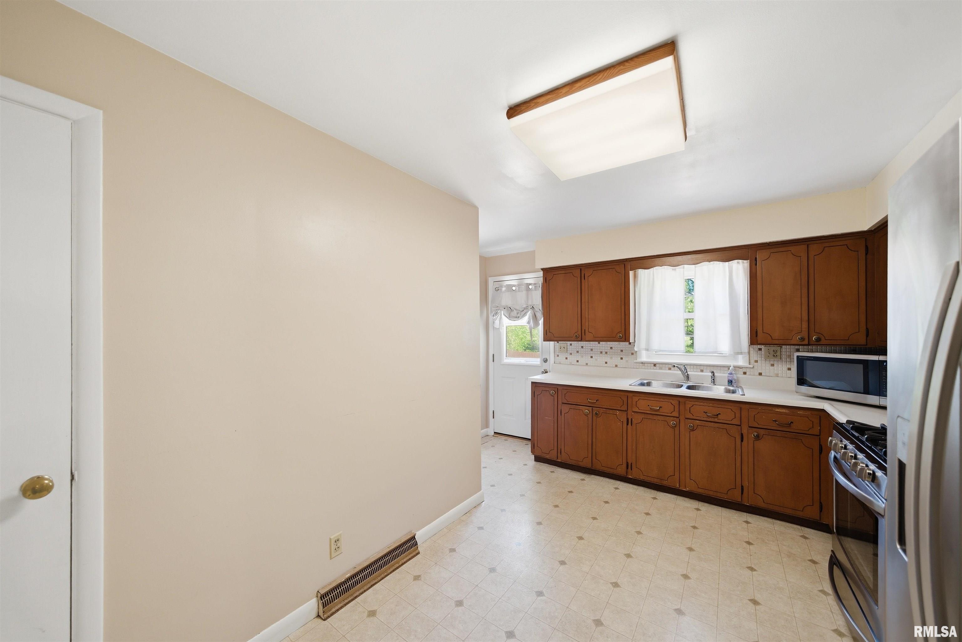 5203 North Sheridan Road Peoria, IL 61614 - Photo 7 of 31