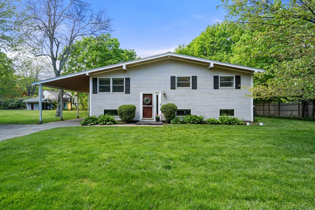 a view of a house with backyard