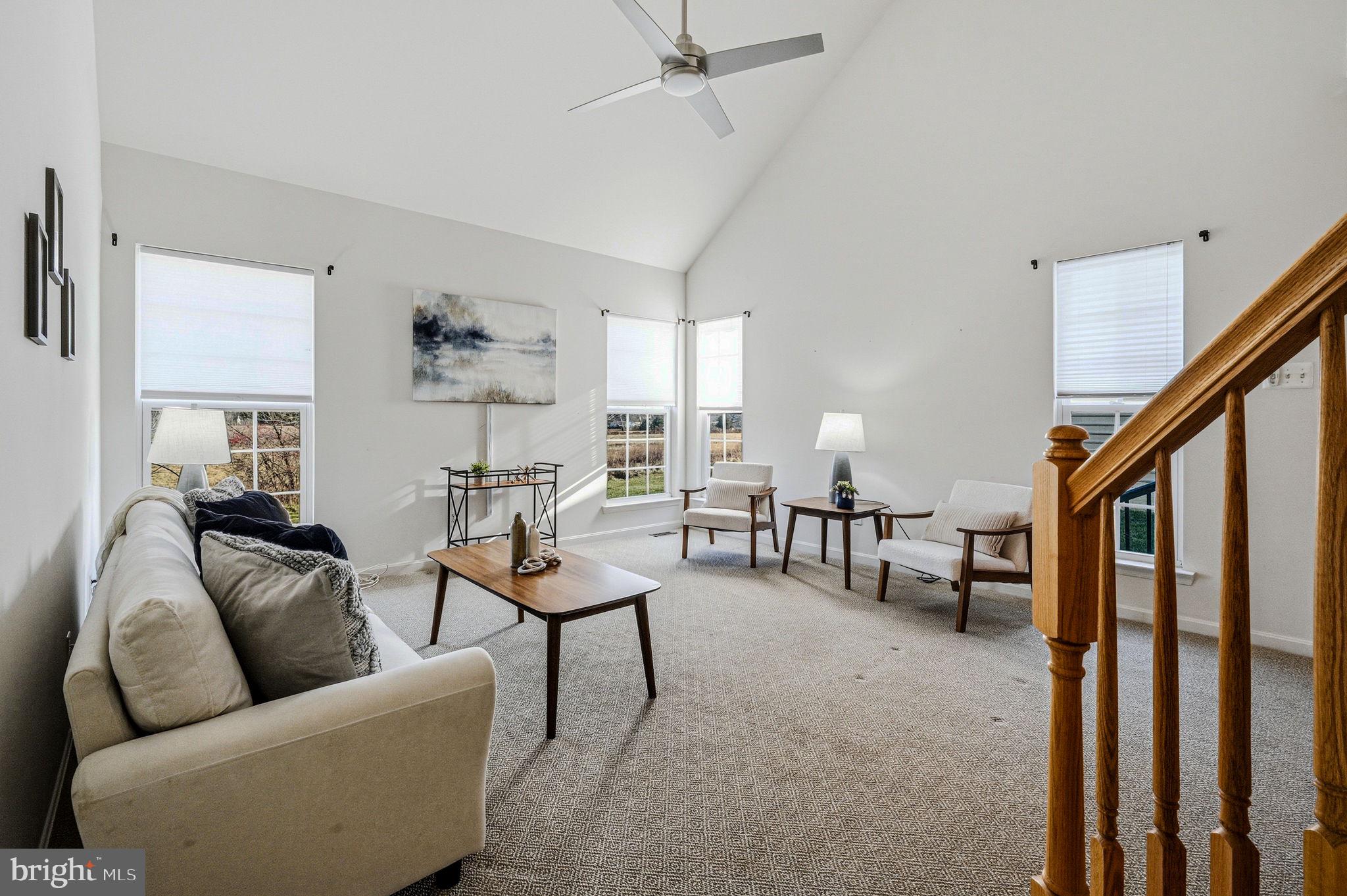 325 Pierce Run Newark, DE 19702 - Photo 16 of 42 a living room with furniture and a potted plant