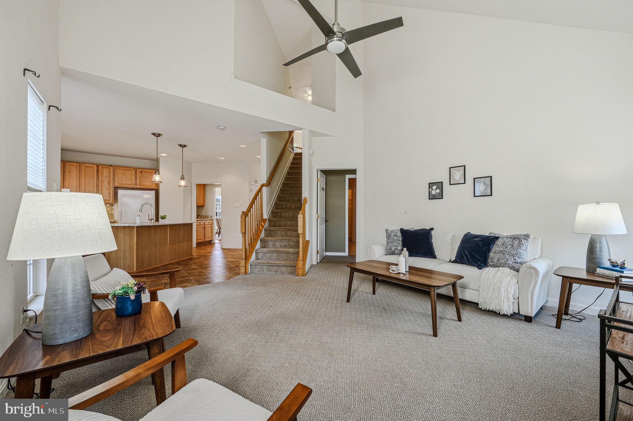325 Pierce Run Newark, DE 19702 - Photo 17 of 42 a living room with furniture and a lamp