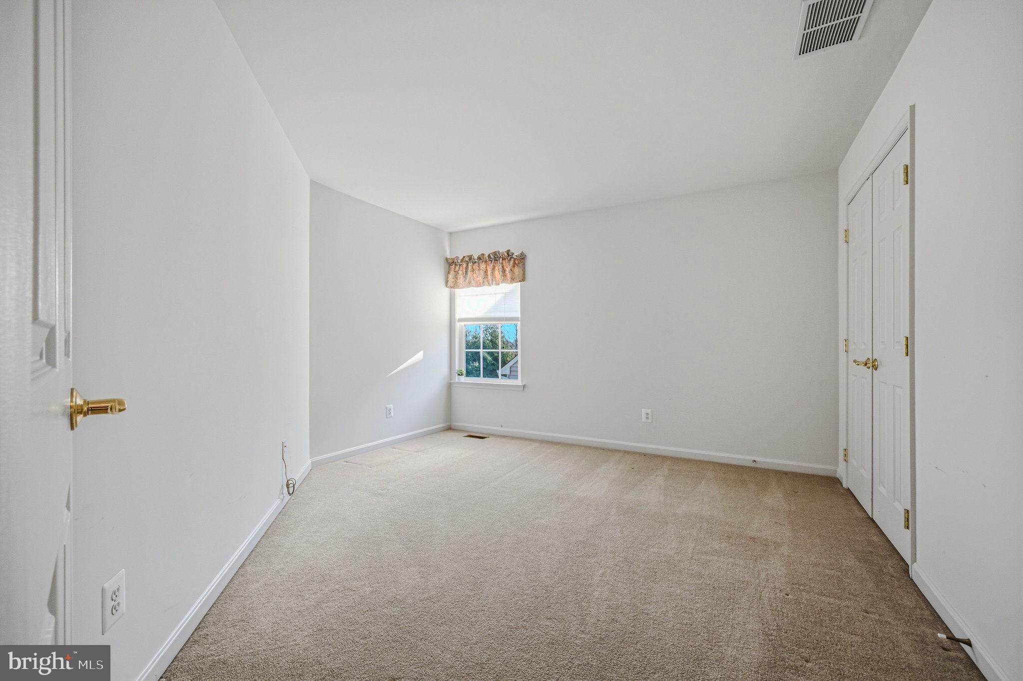 325 Pierce Run Newark, DE 19702 - Photo 28 of 42 a view of an empty room with a window