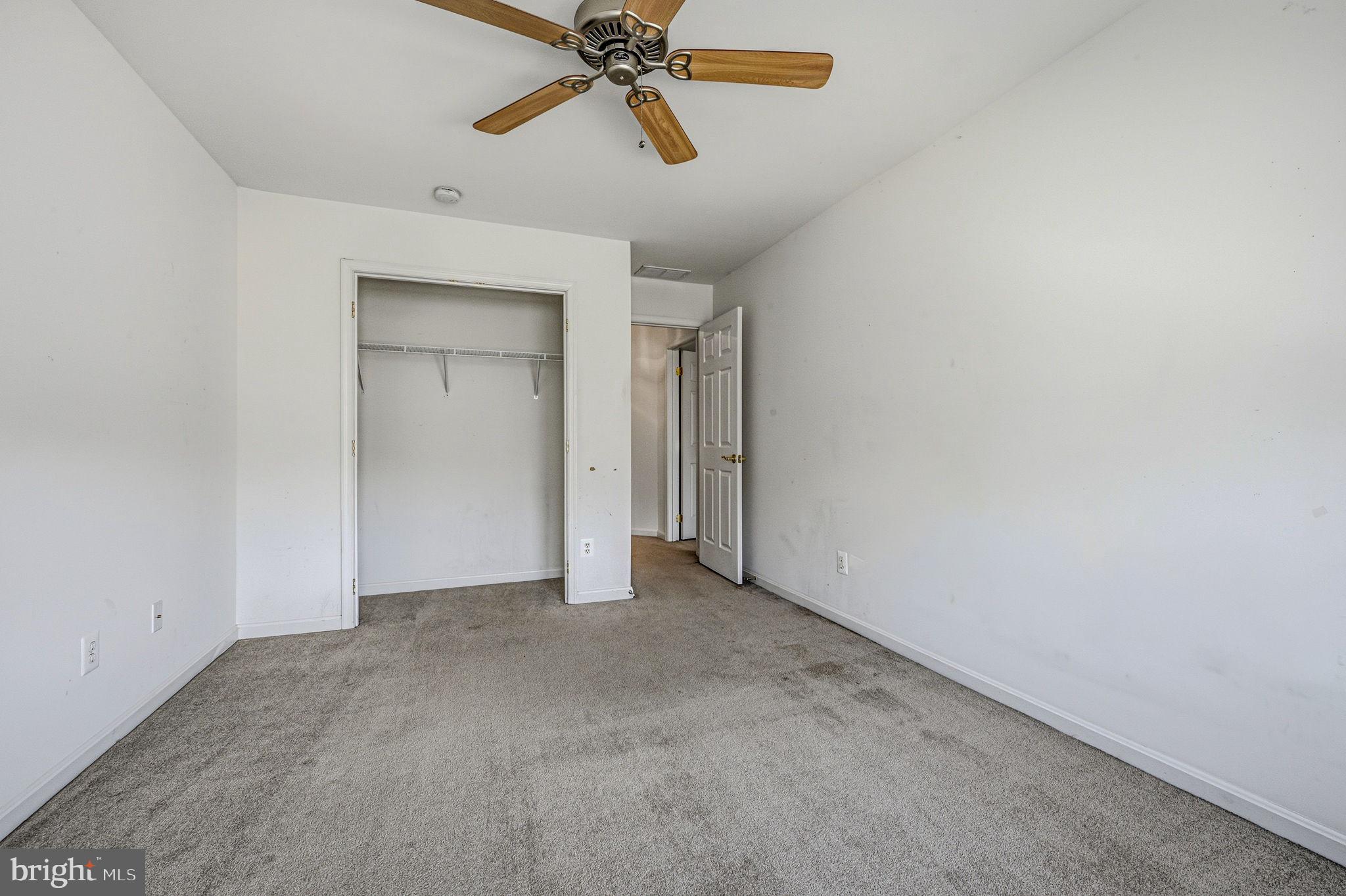 325 Pierce Run Newark, DE 19702 - Photo 33 of 42 an empty room with windows and fan