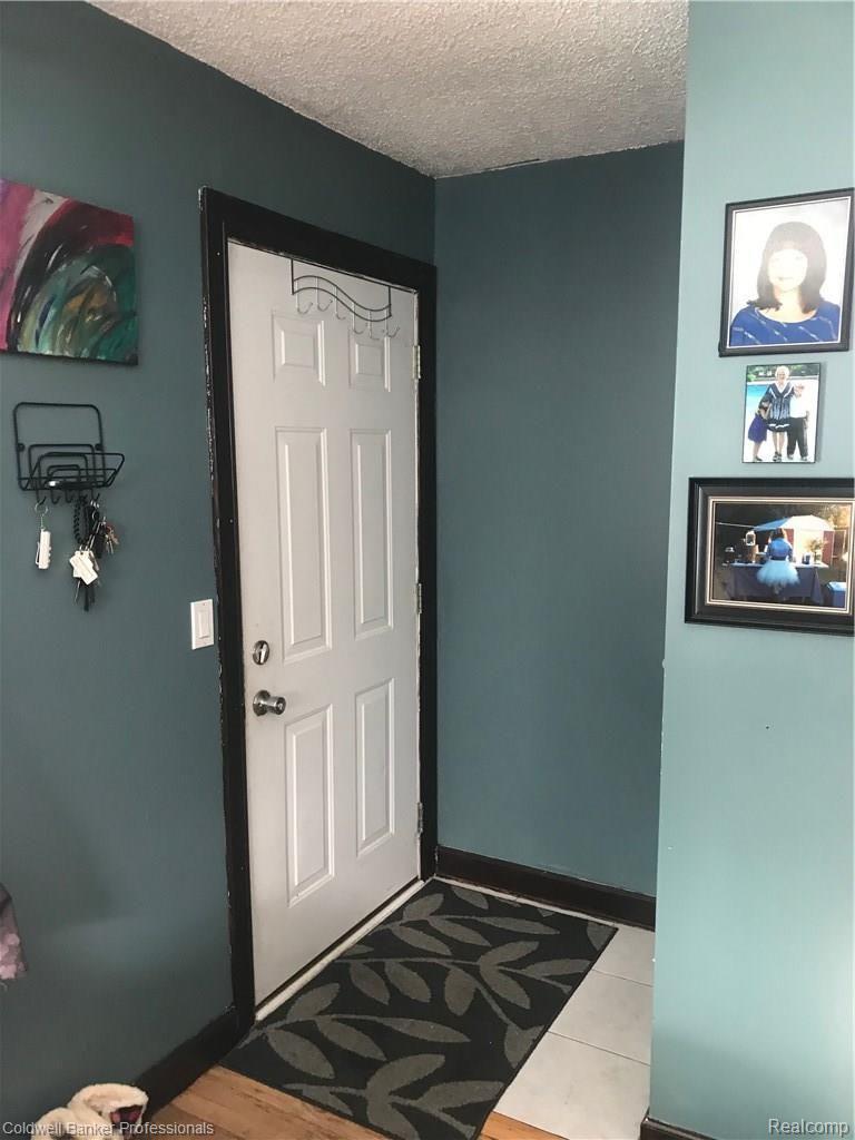 5394 Drayton Road Clarkston, MI 48346 - Photo 11 of 23 Entryway that brings you into the Family Room