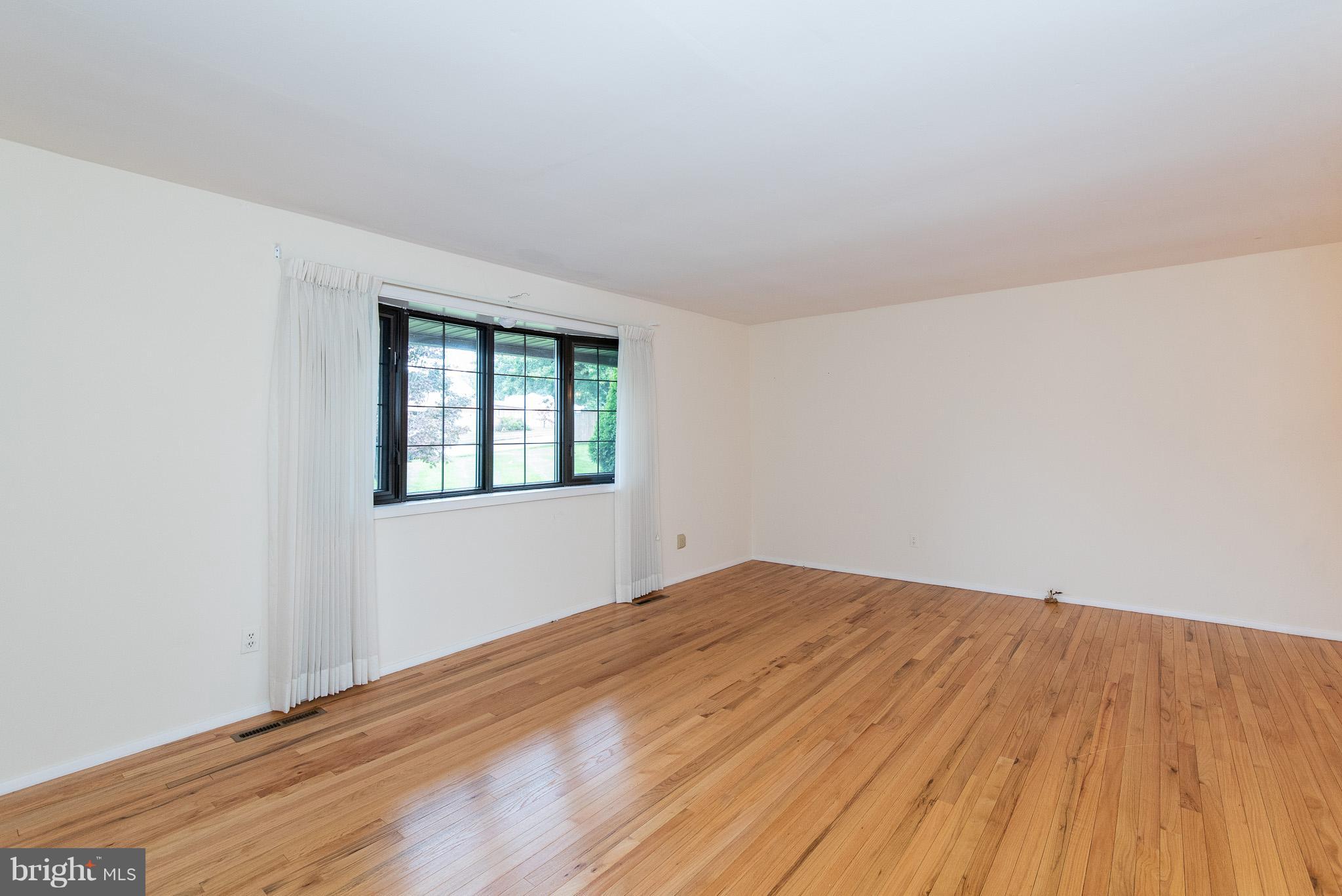 4225 Haycoke Road Baltimore, MD 21236 - Photo 14 of 59 Living Room