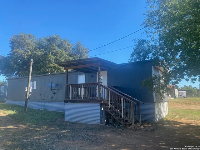 $885 | 1102 Simmons Avenue, Unit 4, Jourdanton, TX 78026