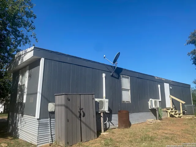 $885 | 1102 Simmons Avenue, Unit 4, Jourdanton, TX 78026