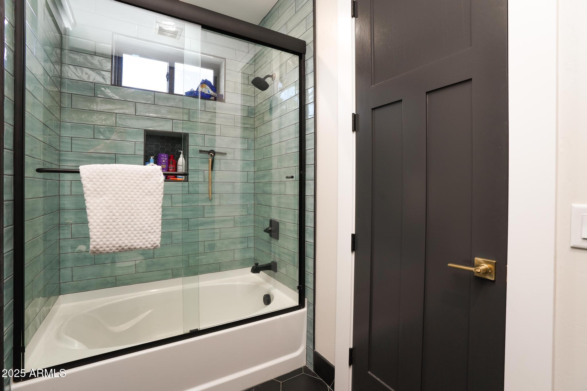 2900 West Spring View Drive Cottonwood, AZ 86326 - Photo 25 of 68 a bathroom with a bathtub and a shower
