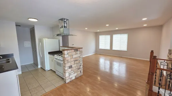 $2,200 | 1317 Kingsbury Drive, Unit 1, Hanover Park, IL 60133