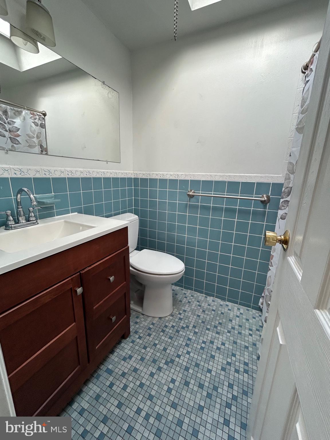 3336 Gurley Road Philadelphia, PA 19154 - Photo 6 of 12 Hall Bath