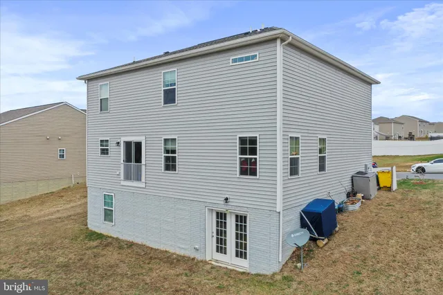 a view of a house with backyard