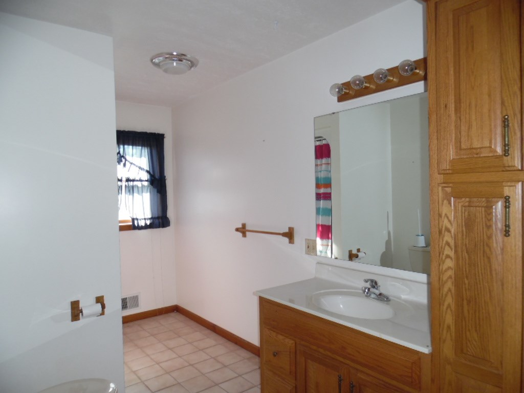 1794 North Meridian Road Ovid, MI 48866 - Photo 16 of 19 31302651-15.JPG