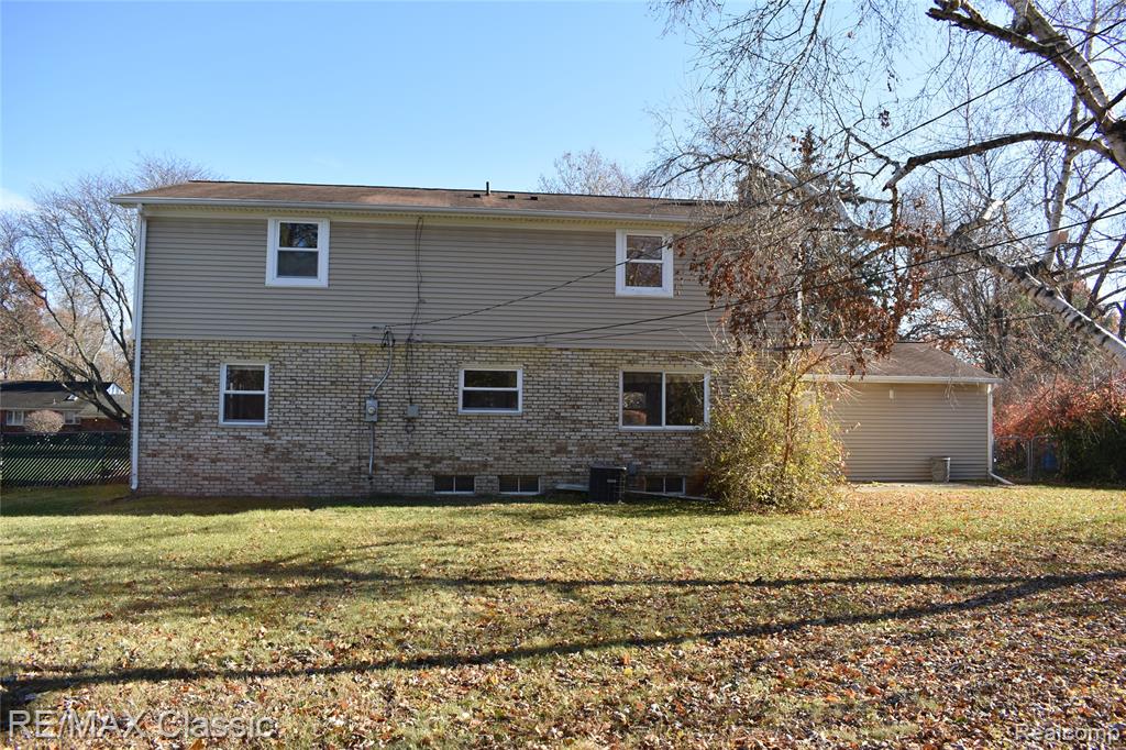 1977 Meadow Ridge Drive Walled Lake, MI 48390 - Photo 2 of 53