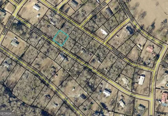 a black and white photo of a building