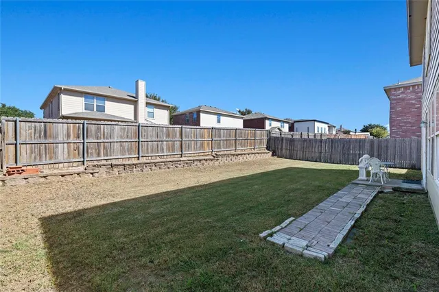 a view of a back yard